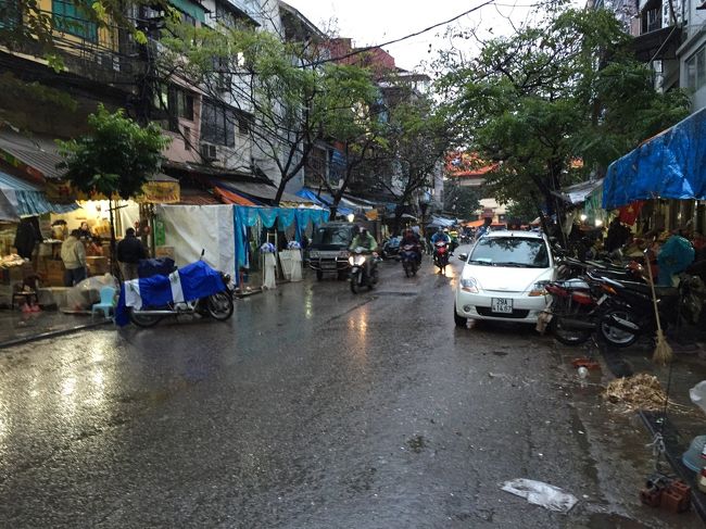 宿への最短経路を行くと在来市場があった。いきなり歩いていて楽しい道のり