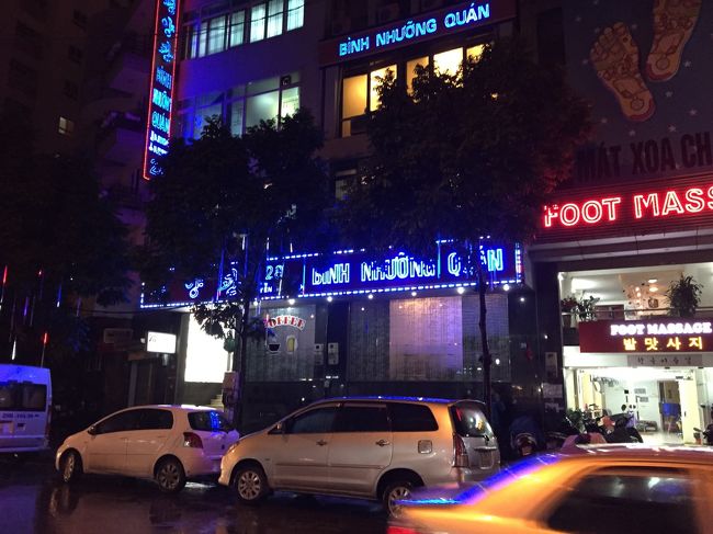 なんだか野暮ったい青くてケバいネオンがあるなと思ったらそこが目指す北レス「平壌館」(Binh Nhuong Quan)だった。目印にしていた隣のビルの看板も合っていた。