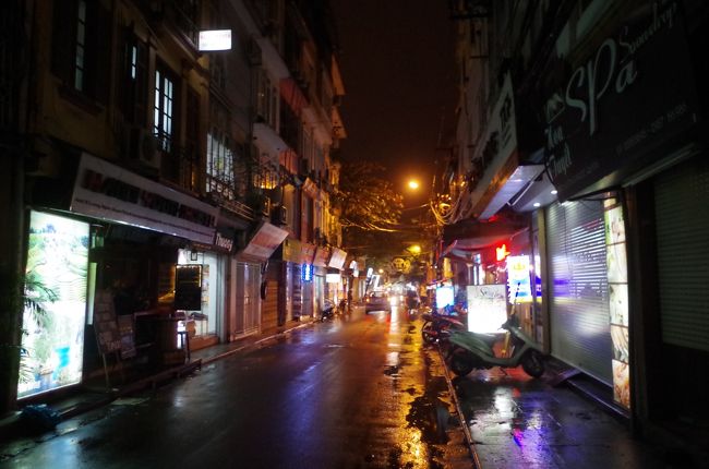 徹夜明けということもあって疲れてしまった。加えて寒さと雨で消耗した。暖房はあるがなかなかあったかくならない。布団をかぶって寝ることにした。