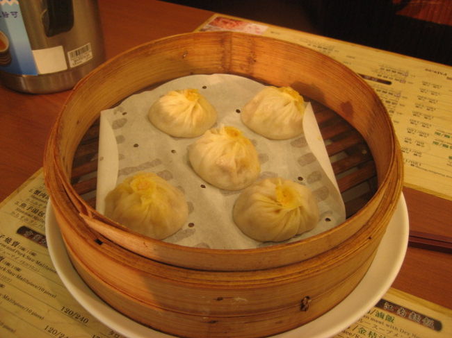 （−−）ｳｰｰﾝ<br /><br />思ったよりダイブと高い<br /><br /><br />でもでも<br />今日は元旦１月１日<br /><br />思い切って　カニみその小龍包　を注文<br />５個１５０元（６００円）<br />