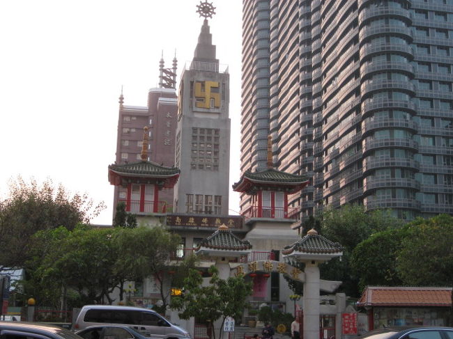 お腹も一杯大満足で近くの　漢神百貨　で買い物<br />それからまたバスに乗ってホテルへ・・・<br /><br /><br />バス停の向かいの建物<br />見た目は洋風なんだけど　「卍」　が付いてて　？？？