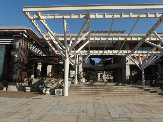 孔子廟隣の忠義國小。<br />正門から入って、真っ直ぐ奥に進むと・・・<br /><br />（休日でも門は開いています）