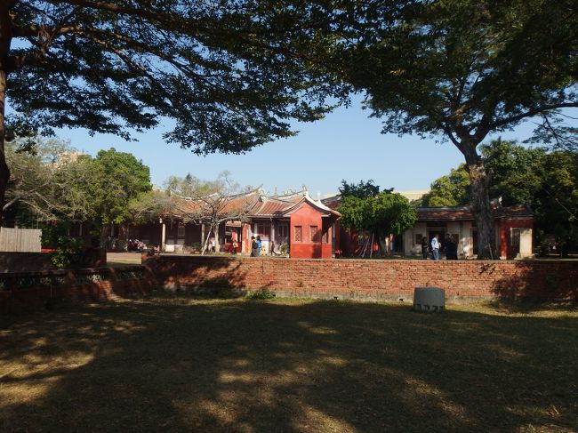 お隣の孔子廟へ寄り道。<br />運動場の奥が孔廟です。<br /><br />というか、孔子廟の前の今立っている広場は、小学校の運動場なのです。<br /><br />全校生と80人弱でこの広さ！<br />ここでよくイベントが行われているので、イベント用の広場だと思っていました。<br />そういえば、イベントが行われていたのは、休日だった。