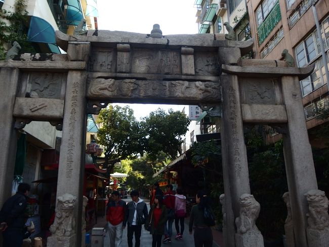 孔子廟に向かって右手の道路をはさんだところにある府中街。<br />