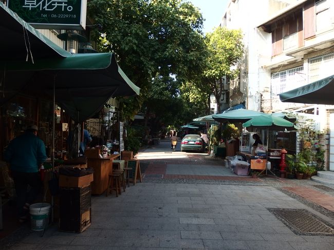 日中は、いろいろな店や屋台がでているのですが、<br />まだ時間が早いので、ほとんどの店は準備中。<br />