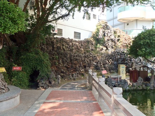 段差を利用して建てられており、北側の地下に相当する部分がきれいな公衆トイレ。<br /><br />さらに北に進むと・・・