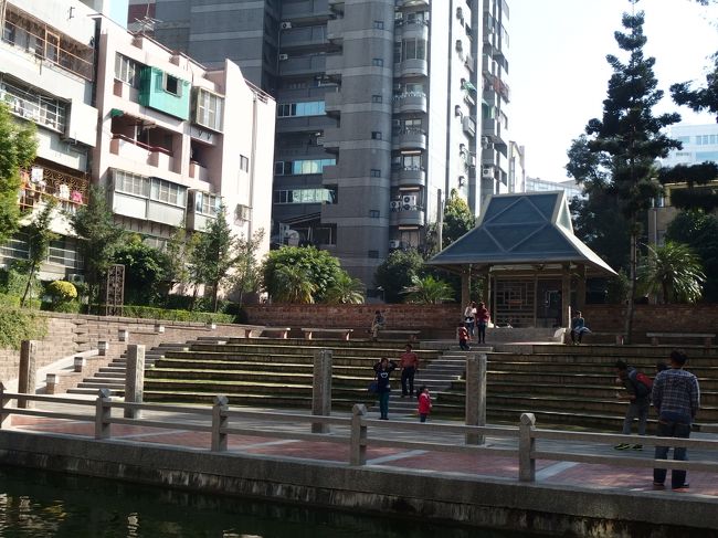 周り三方はビルに囲まれてしまっていますが<br />