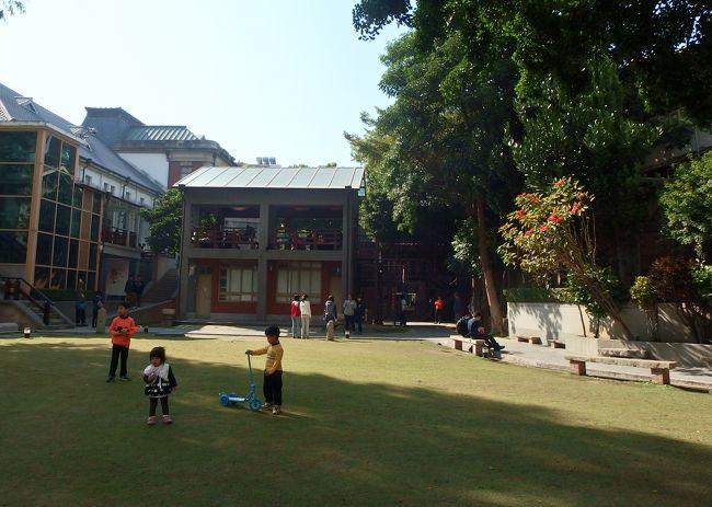 子供も安心して遊ばせられる憩いの広場。<br /><br />ギター愛好家の集いがあるようで、真ん中にある休憩所は若者でいっぱいでした。<br /><br />さあ、そろそろ時間なのでホテルに戻ります。<br />