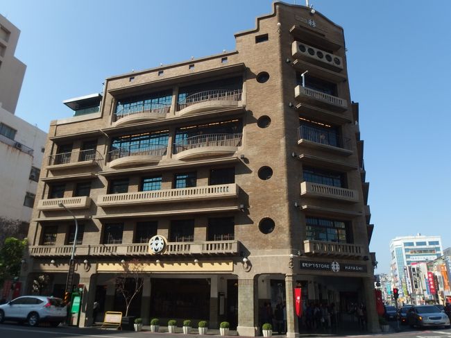 開店まで1時間近くありますが<br />林百貨店前には、もう行列ができていました。<br />