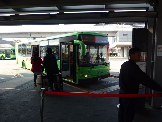 桃園駅からの705線バスは、それほど混んでおらず１台待ちで乗れました。<br /><br />料金30元は悠遊CARDで支払い。<br />