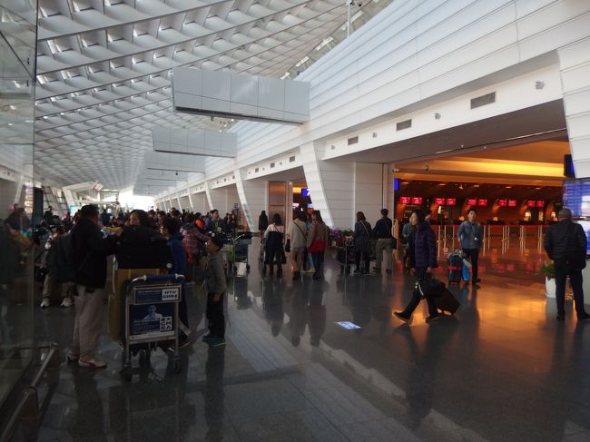 第一ターミナルに着いて、自動発券機でボーディングパスを印刷してから荷物を預けに行き<br /><br />三階のTTL予約専用カウンターで紹興酒を購入<br />(受け取りは免税店エリアのTTL店舗で)。<br /><br />ここで予約購入しておくと、5%引きになるのです。