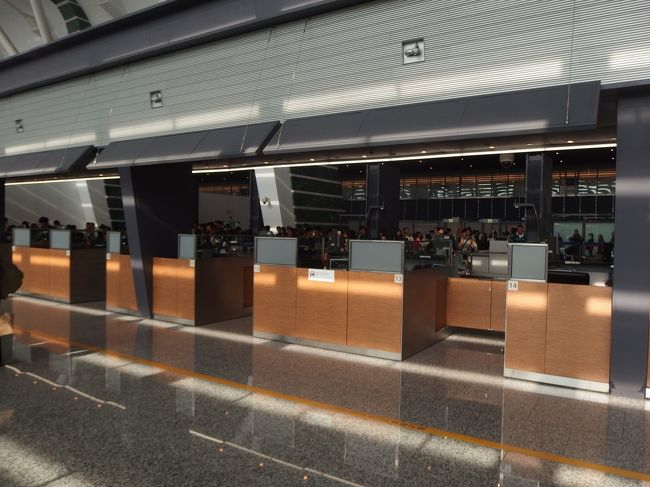 セキュリティチェックでは大行列に並ばなければなりませんでしたが<br /><br />出国審査はいちばん右のがらがらな｢快速通関｣レーンを３分で通過。<br />この行列に並ばなくて済むのは樂ちん。<br /><br />係の方が<br />「また来てね。」<br />と、声をかけてくれました。