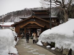 外湯は原則お湯に浸かるだけです。脱衣所も狭かったり、入り口からすぐに見えてしまったりで、抵抗のある人もいるでしょう。
そうした人のために、有料の日帰り温泉施設があります。
こちらは普通の銭湯と同じで、５００円です。
