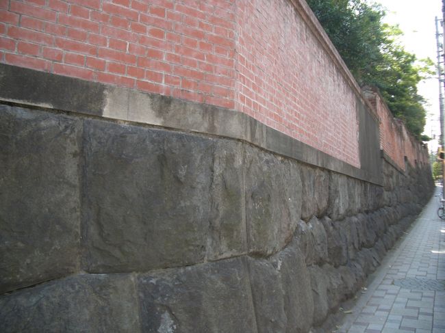 旧岩崎邸の立派な塀<br /><br />この後は上野動物園（のマニアックな方）に行きます<br /><br />年パスを買ったので通り道に使ったりしています