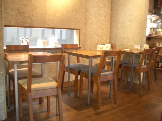 木のぬくもりを感じろ、というんだろ？（きどりやがって）という感じもしなくもない<br /><br />席についてもなかなかお水が来なかったり<br /><br />なかなかオーダー取りに来なかったり<br /><br />そもそもメニューが置いてないじゃない<br /><br />とフロアの男性に若干イライラもしましたが、頼んだものは全部美味しかった