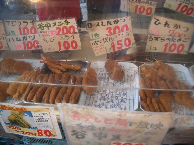 途中、おばちゃんに割り込まれたのに<br /><br />お店の人がそのまま応対して<br /><br />むかつくから買うのやめようかと一瞬は思ったが<br /><br />どうせ家に帰ったらまた後悔するに決まってるからと<br /><br />谷中メンチ(200円)とうずらフライ(100円)を一個ずつ購入