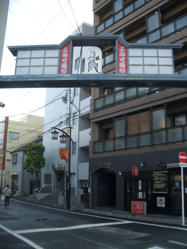 で、よみせ通りをそのまま進むと駒込宮地線とかいう通りに出る<br /><br />駒込宮地線から見たよみせ通り<br /><br />よみせ通りって、夜店通りってことかな<br /><br />昼間だったせいか、あんまり賑やかな感じはしなかった