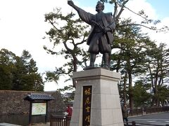 食べ終わってから、松江城の観光に行きます。

神代そばは、松江城の北側にありますが、お城の正面入り口は南側なので、南側まで回り込みました。

城の正面には、初代城主の「堀尾吉晴」公の銅像が建っております。