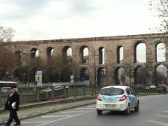 ヴァレンス水道橋。真上を数分おきにまっすぐ飛行機が何機も通過していきました。