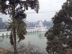 11:00
ホテルをチェックアウト。
徒歩でバグタプル行きのバスターミナルへ。
ネパールではバスターミナルはバスパークというそうです。
大きな池の横を通ります。池の中に寺院がありました。