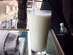 14:20
トウマディー広場に3階建てのレストランがありました。
時間も時間だったので、この辺りで昼食をとることに。
3階のテラスに陣取り、眺めを見ながらの食事。最高です。

まずはラッシーを飲んで一息つく。
昨日ダルバートを食べた時も感じたのですが、
こちらはヨーグルトが美味い。