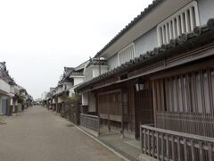 ふたたび高速道路（徳島自動車道）に乗り、うだつの街並みを見ることができる美馬市脇町にやってきました。あいにく雨が降ってきてしまいましたが、古い街並みを散策です。