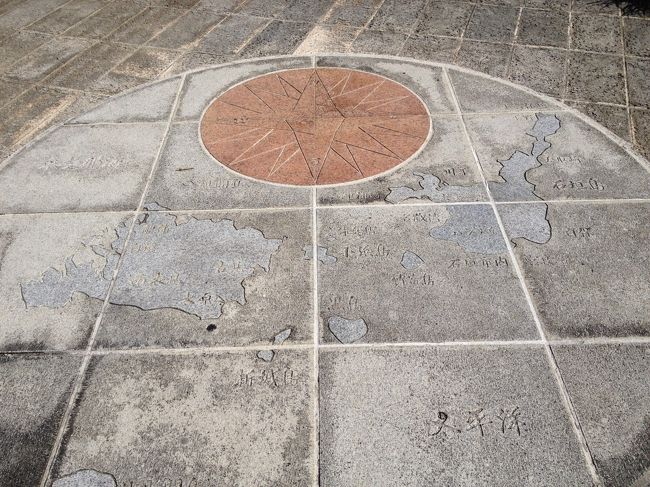 足元には簡単な方角と地図があります。<br /><br />ここからなら台湾の方が近いんですよね。<br />