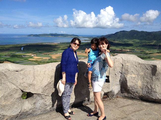 娘が寝てしまったので、お留守番はおじいちゃま・おばあちゃまにお任せして。<br /><br />パパ・私・母・息子で登りました。<br />息子は階段や坂で遊んで楽しそう。<br />ずっと車だと飽きてしまいますよね。