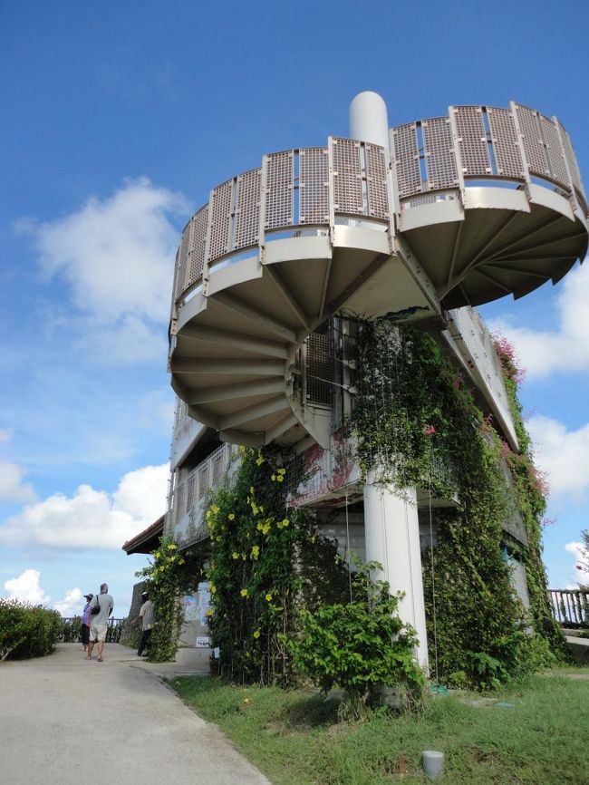 展望台も青空に映えるでしょ。<br />