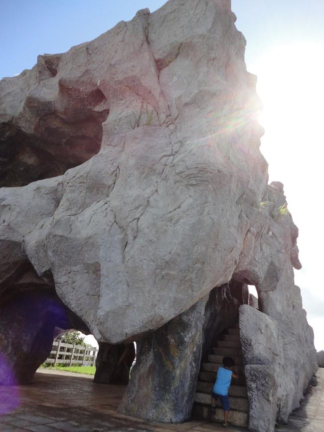 奇抜な岩の展望台です。<br />