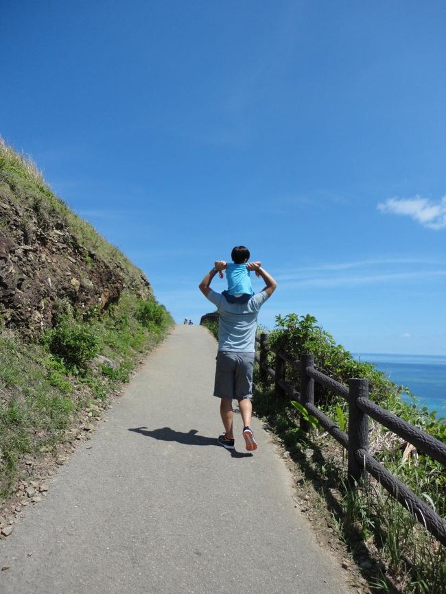 肩車される息子。<br />暑くて疲れちゃったかな〜。<br />