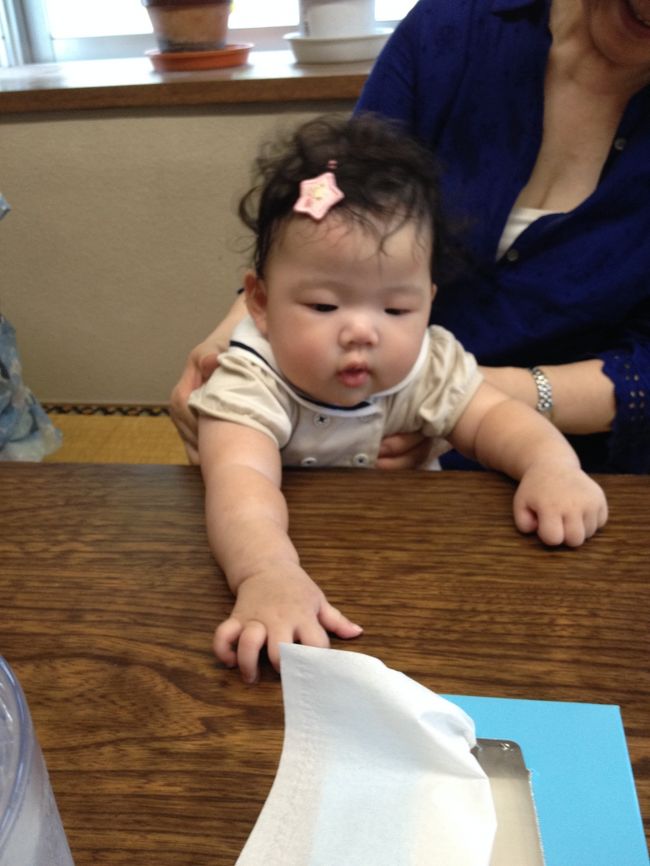 約１時間待って、お座敷に案内されました。<br />少人数だともう少し早いのかな。<br /><br />お店の回転は速いので、食べに行く価値ありです。<br /><br />娘は早速イタズラ…