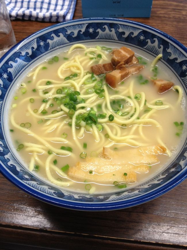 八重山そば<br /><br />見た目よりはあっさりとしたお味。