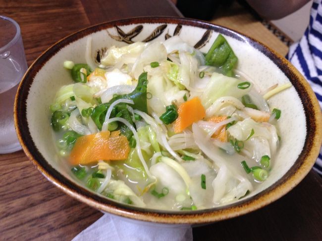 野菜そば<br /><br />義母はラフテーやソーキなどが苦手なのでこちらを選択。<br />あっさりしていて、野菜たっぷりで美味しいと。<br />