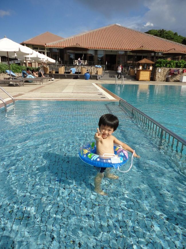 パパがタクシーでレンタカーを返却している間、息子とプールへ<br />水が大好きな息子が嬉しそう☆<br />