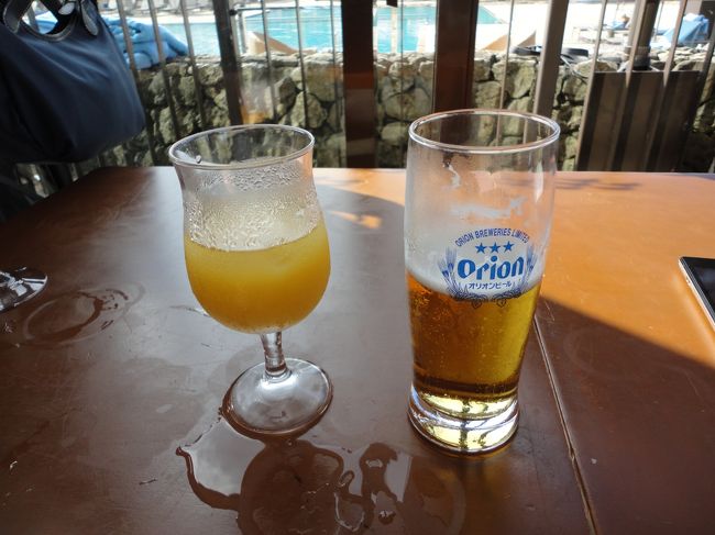 おじいちゃま達は早速バーで喉を潤します。<br /><br />