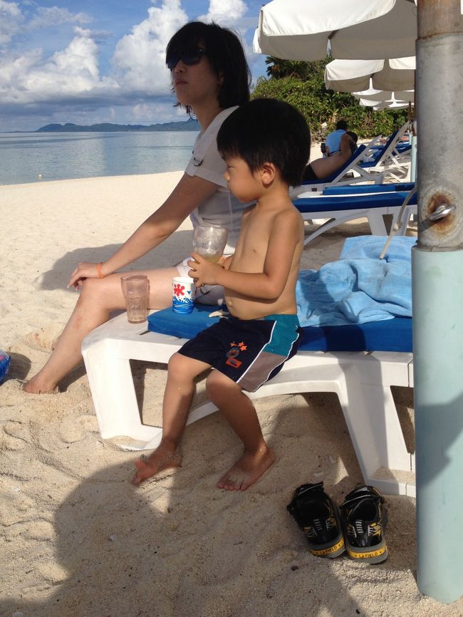 こちらの飲み物は先ほどのバーから持ってきました。<br /><br />歩いて５分かからないのに、暑いからかあっという間にぬるくなる〜。<br />大人２人ビールを一気飲み。