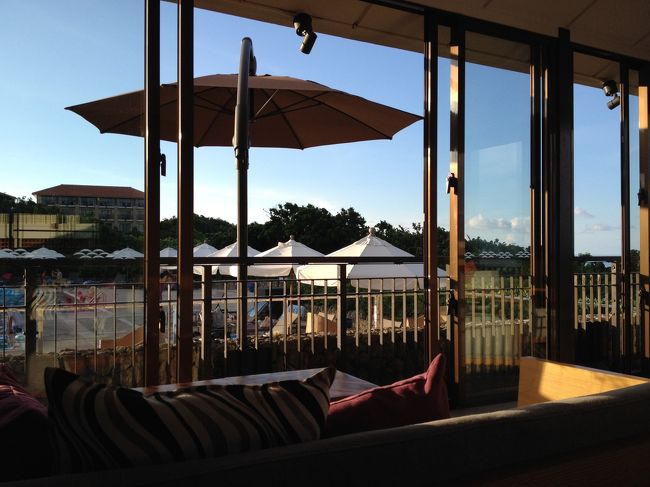 なかなか日が沈まず、本当にのんびりできます。<br />大人だけなら、ずっとこのバーに居てもいいかも。