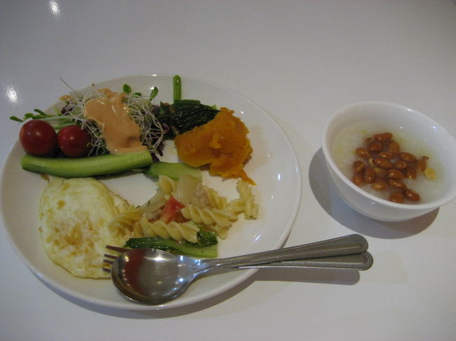 ２０１５年１月２日<br /><br /><br />今日は台湾鉄道に乗って　台南　に行く予定<br /><br /><br />とりあえず<br />ホテルで朝ごはん