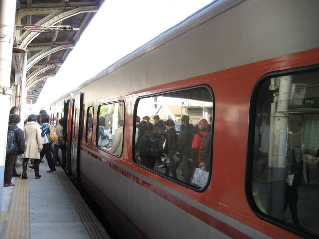 9時高雄発　の　自強号　に乗って出発<br /><br /><br />でもﾈ<br />満員でずっと車両と車両の結合部分に立ち状態（　＝〜＝）<br /><br />でもでも<br />３０分くらいだから大丈夫！！