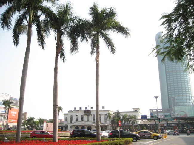 台南　の駅ってとってもイイ感じ♪<br /><br /><br />とりあえず<br />駅前のバス停からバスに乗りたいんだけど<br />ドコから乗っていいにか分からずアタフタ（＞＜；）