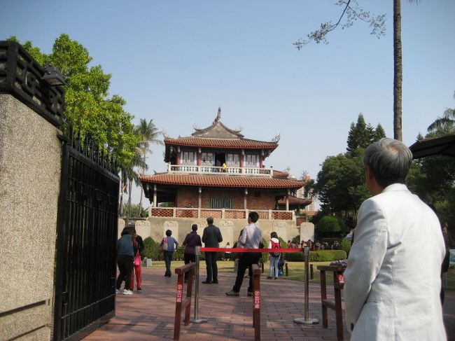 無事にギューギューなバスに乗って　赤カン楼<br /><br /><br />　　１６５２年オランダ人によって建設<br />　　オランダ統治時代、明鄭時代、清代、日本統治時代と政権を経て数回改築<br />　　をした<br /><br /><br />・・・らしいです<br /><br /><br />折角来たものの（−−）<br />人の多さとチケット販売の列に嫌気がして外から見ただけ<br /><br />またの機会に・・・・・ﾈ