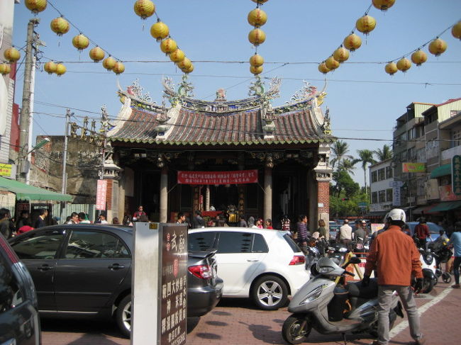 赤かん楼の道向かいにある　祀典武廟　に行きました<br /><br /><br />台南には４人の有名な月下老人が居られて<br />この廟にもその内の1人が祭られているというので来てみましたﾖ　（＃＾▽＾＃）<br /><br />なんとココの月下老人ｻﾏには専属のガイドさんのような人もいて説明してくれます<br />みなさん一生懸命「ご縁」　をお願いしてました<br /><br /><br />もちろん私も（　＃ー0ー＃）