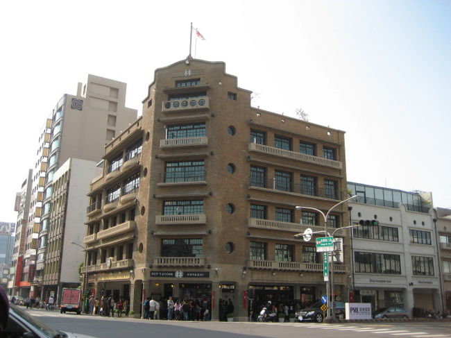 さてさて<br />ここからどうしようか・・・・・<br /><br />でも<br />またあんなギューギューのバスに乗るのは嫌だし（−−）<br /><br /><br />だいたい<br />バスの本数が少なすぎるしぃー<br /><br /><br />ってコトで<br />とりあえず、ボトボトと歩いて移動です<br /><br /><br />で<br />到着しました　林百貨