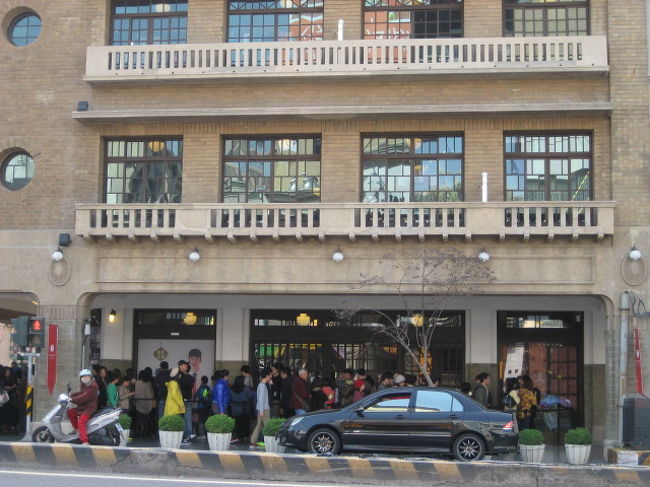 林百貨とは・・・<br /><br />１９３２年（S7年）の日本人の　林方一　さんによって建設されたらしいですぅ〜<br /><br /><br />私も入ってみたかったけど御覧の通りの大行列（−−）<br /><br />遠くから見ただけでスルー<br /><br /><br />なんか（　−へ−）<br />台南はスルーしてばっか