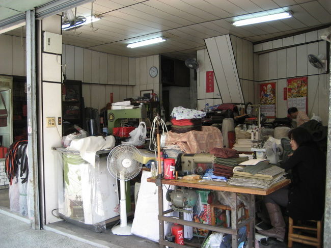 度小月のお隣さんはカバン屋さん<br /><br />店先で縫ってます