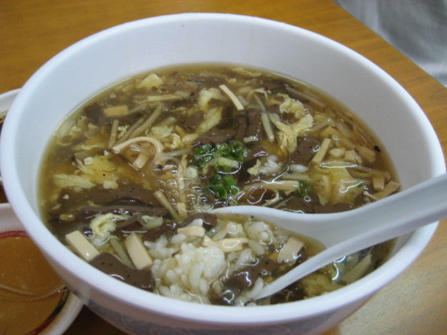 サンラー湯飯<br />初めてサンラー湯にごはんが入ったのを食べたけどGOOD!<br /><br /><br />実は（−−）<br />サンラー湯麺を頼んだんだけどお店の人が間違って持って来ちゃったんですぅ〜<br />