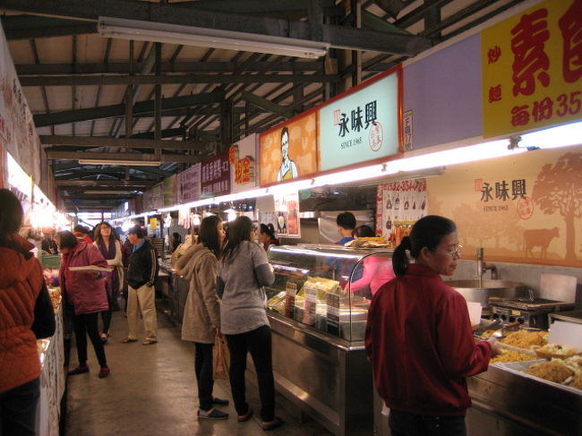 包子とか臭豆腐とか小吃も沢山売っていて色々食べ歩きですますﾖ