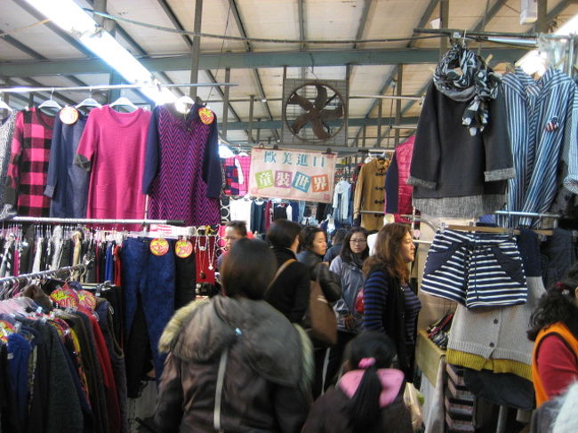 食品だけでなく衣料品や日用品もあります