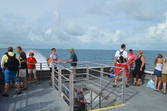 デッキに出ると、心地よい風とともに、美しい海が間近に見えます。